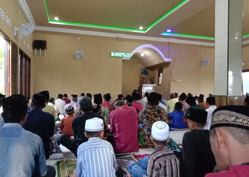 Masyarakat Desa Sumber Makmur Laksanakan Sholat di Hari Raya Idul Fitri