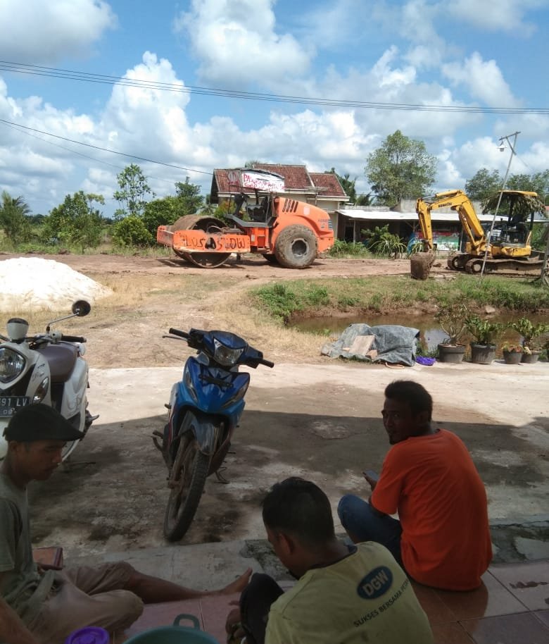Perbaikan Jalan Poros Desa Sumber Makmur