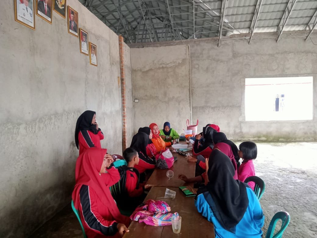 Ibu PKK Makan Bubur Usai Laksanakan Kegiatan Senam Jumat Sehat