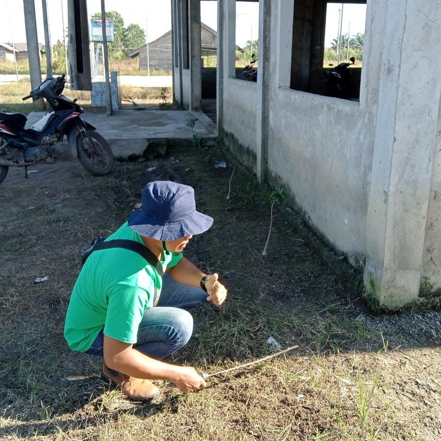 Awali Hari Dengan Bersih Balai Desa