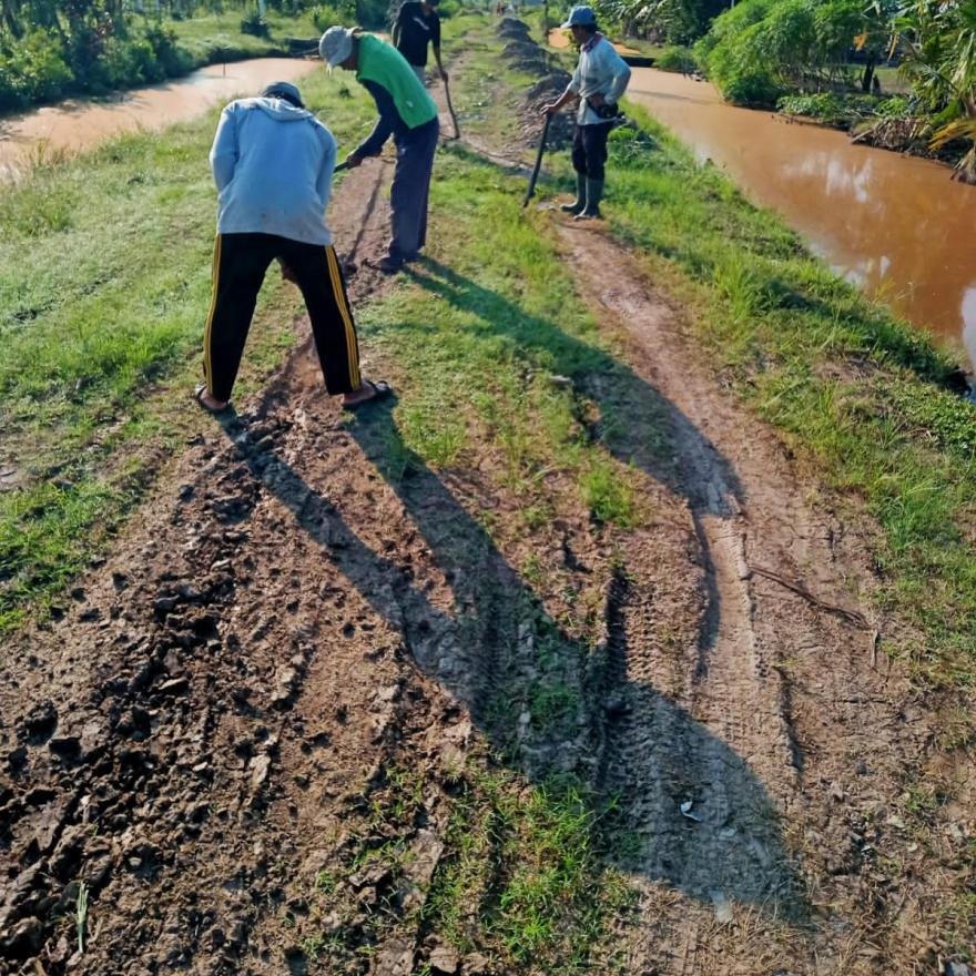 RT 03 RK 04 Laksanakan Gotong Royong Penimbunan Jalan 