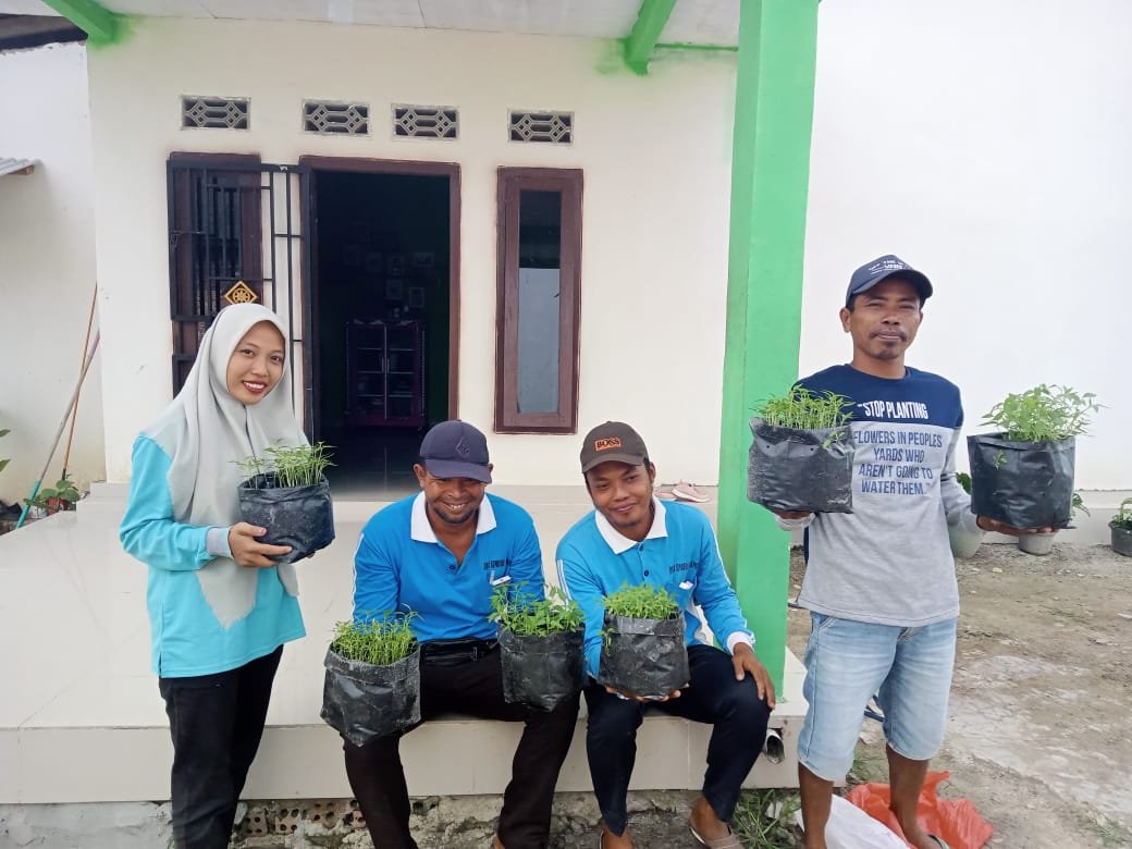 Bagikan BiBit Cabai Ke Masyarakat Desa Sumber Makmur 