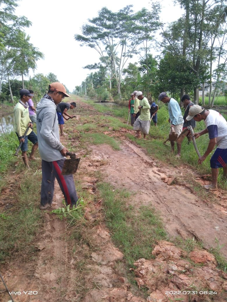 Timbun Jalan Berlubang Masyarakat RK 01 Desa Sumber Makmur 