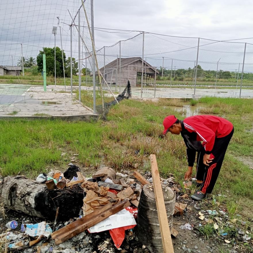 Jum'at Bersih Lingkungan Balai Desa Sumber Makmur 